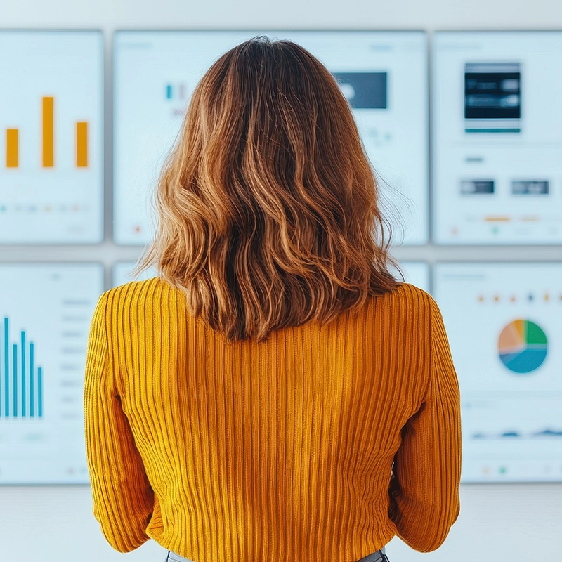 Femeie care monitorizeaza fibra optica cu ajutorul unui dashboard